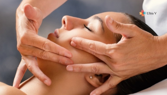 Thực hiện massage mặt