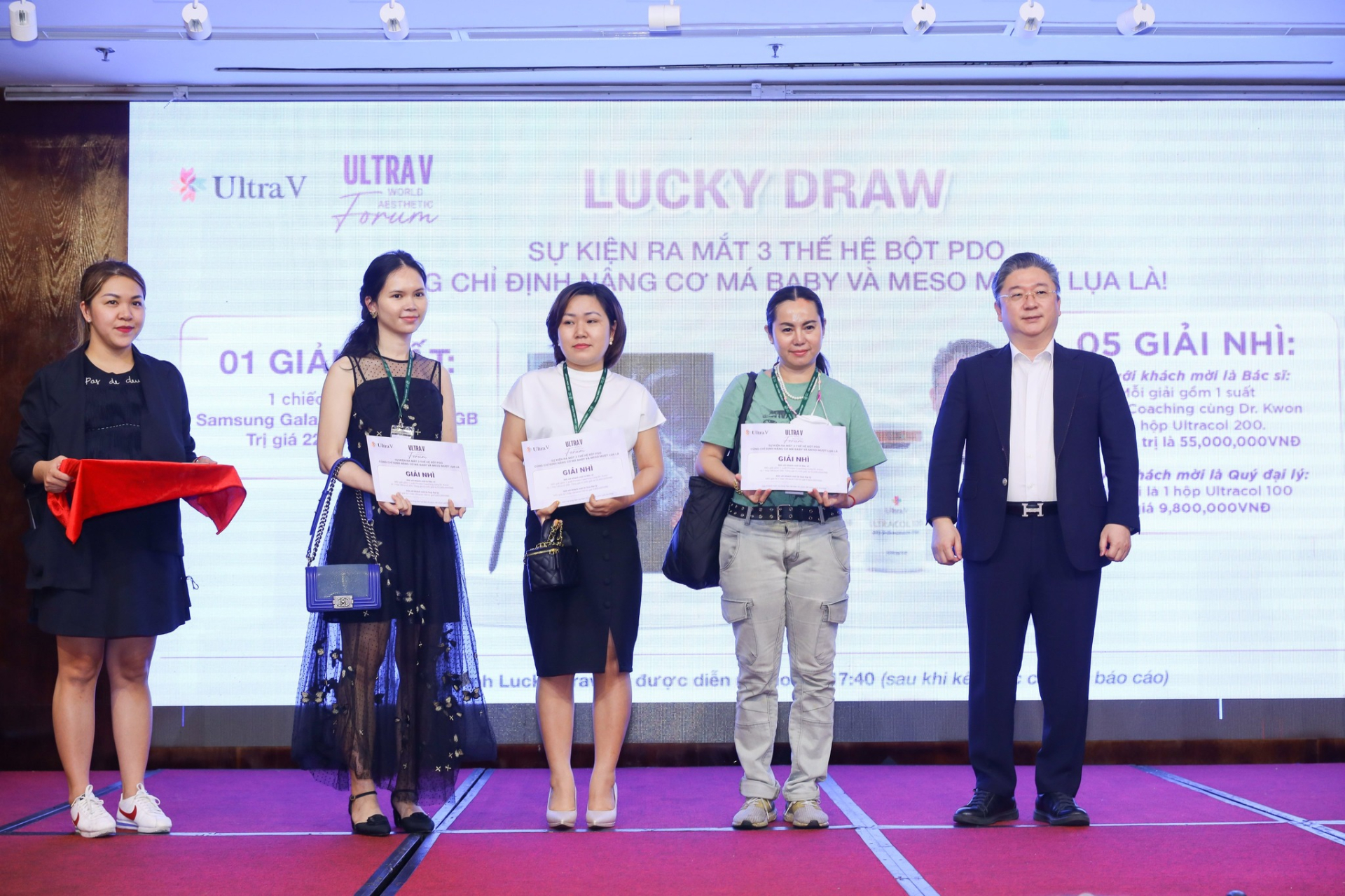 GS.BS Kwon Han-jin trao giải cho những vị khách may mắn trong phần Lucky Draw