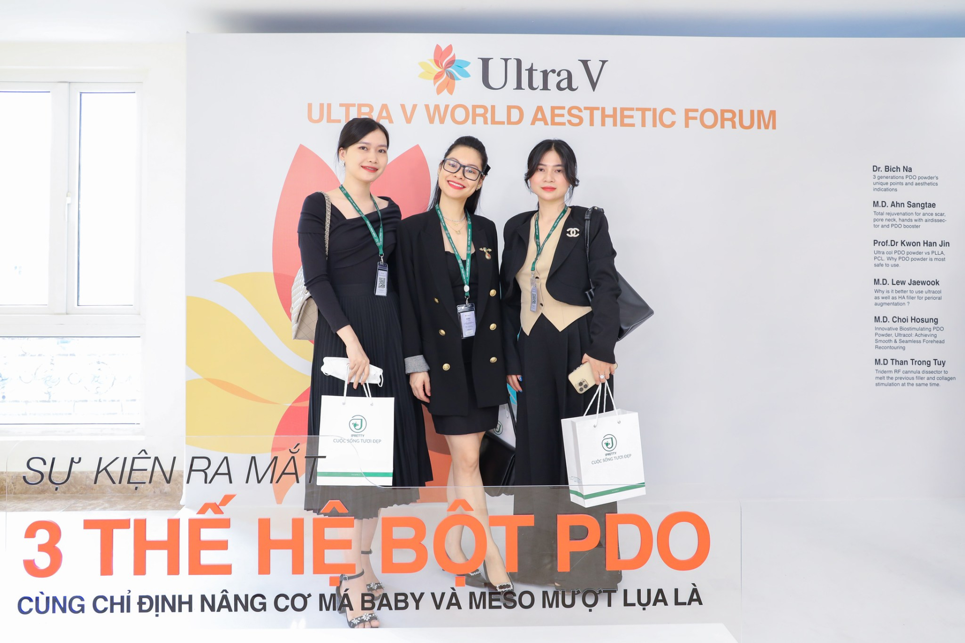 Khách tham dự chụp hình lưu niệm tại khu vực photo booth